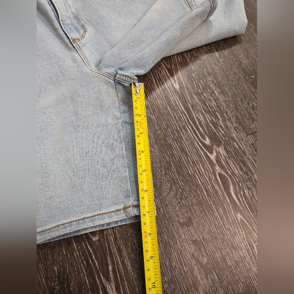 Cool off in Gloria Vanderbilt's relaxed denim shorts various sizes - Picture 3 of 9
